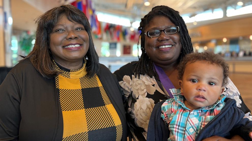 PHOTO: Mother-daughter duo Barbara and Tanisha Wiggins both attended Onondaga Community College in Syracuse, N.Y.