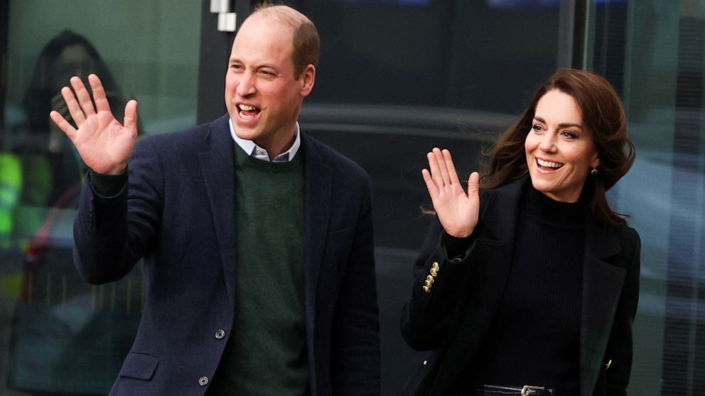FOTO: Prinz William, Prinz von Wales, und Catherine, Prinzessin von Wales, winken, als sie am 12. Januar 2023 das Royal Liverpool University Hospital in Liverpool, Großbritannien, besuchen.