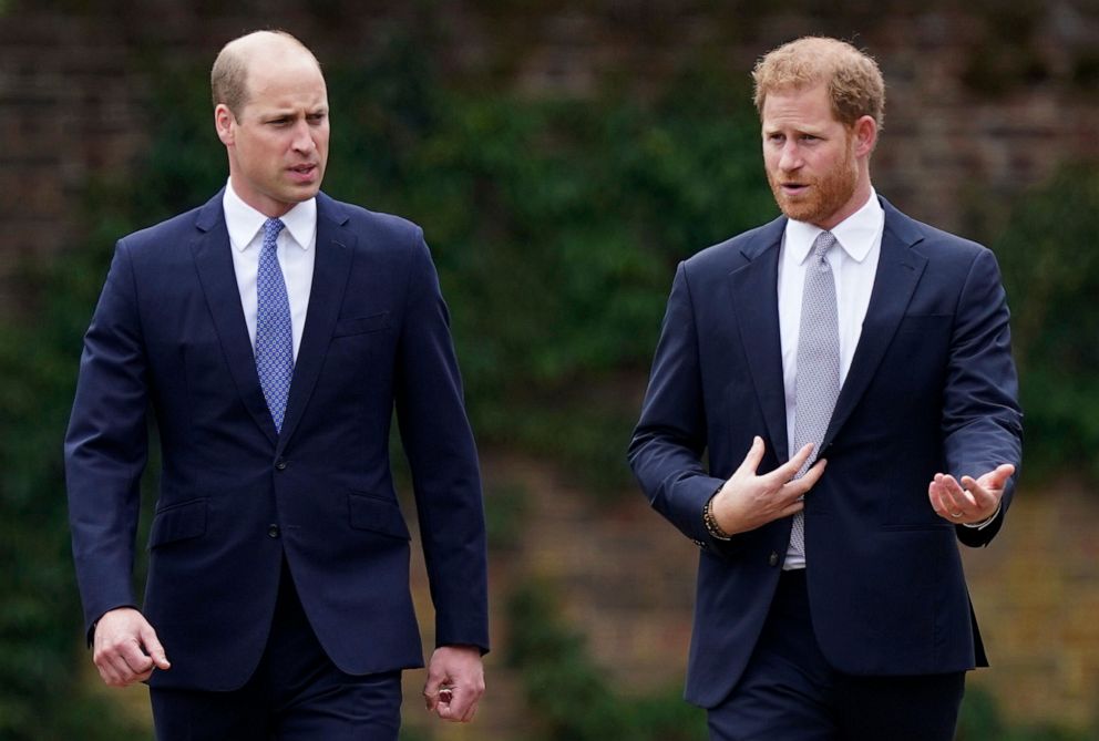 FOTO: Il principe William e il principe Harry della Gran Bretagna arrivano per l'inaugurazione della loro madre, la principessa Diana, nel Sunken Garden a Kensington Palace, Londra, 1 luglio 2021.