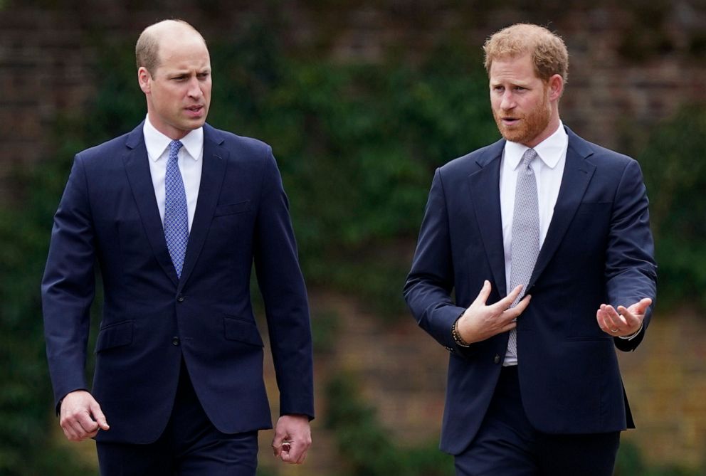 FOTOĞRAF: İngiltere Prensi William ve Prens Harry, 1 Temmuz 2021'de Londra'daki Kensington Sarayı'ndaki Sunken Garden'da anneleri Prenses Diana'nın açılış töreni için geliyorlar.