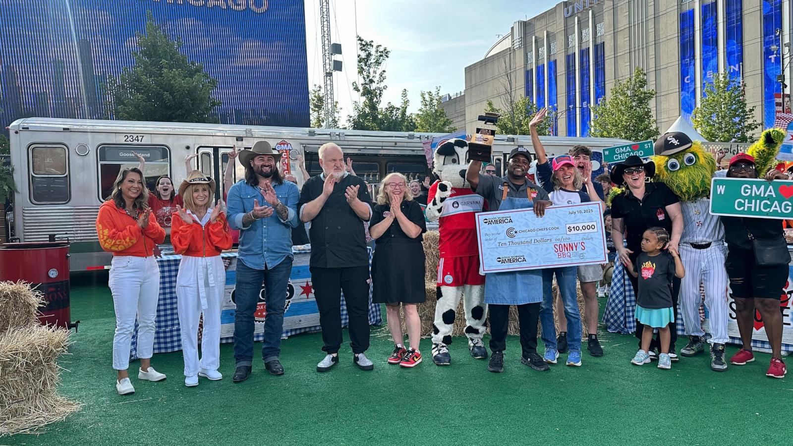 PHOTO: "GMA" hosted a barbecue cook off at the Windy City Smokeout in Chicago.