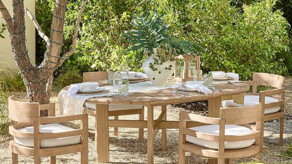 PHOTO: Woodside Round Extendable Outdoor Dining Table