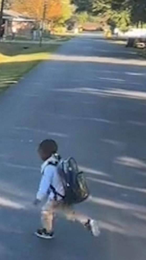 VIDEO: Bus full of kindergartners cheers every day when 'fastest kid alive' runs home