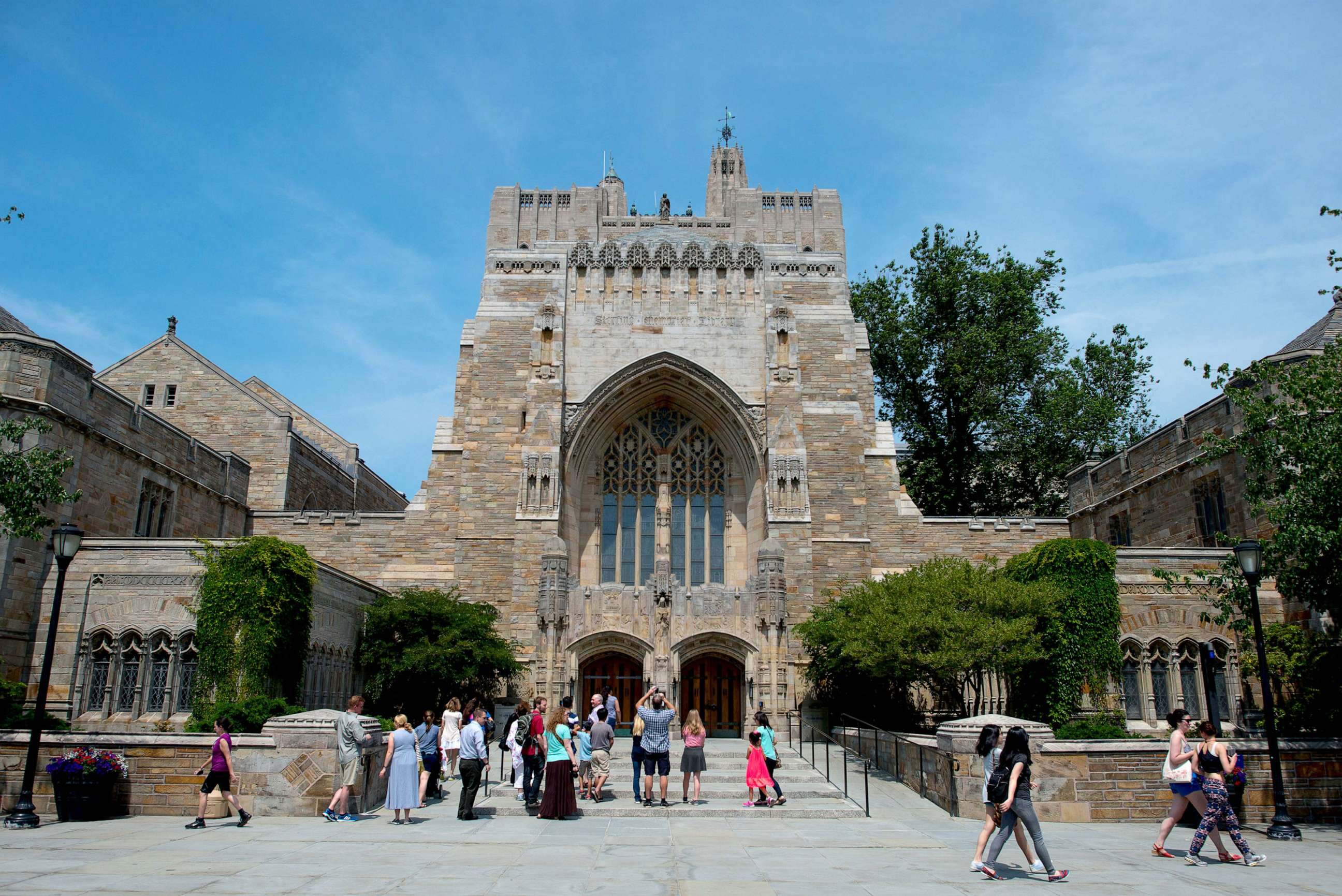 PHOTO: A tour group makes a stop at the Sterling Memorial Library on the Yale University campus in New Haven, June 12, 2015.
