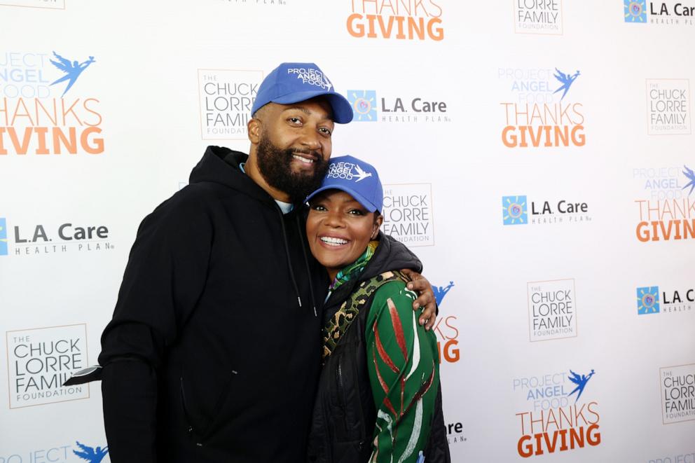 PHOTO: Anthony Davis and Yvette Nicole Brown volunteer at Project Angel Food on Thanksgiving Day, Nov. 28, 2024, in Los Angeles.