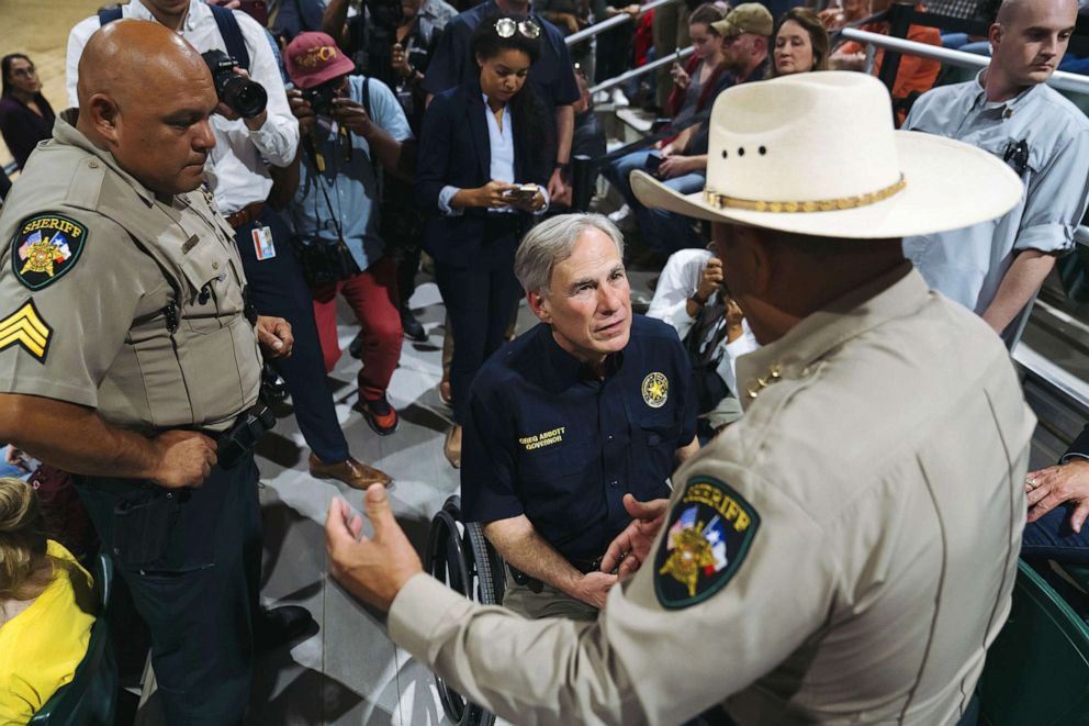 Photo : Le gouverneur Greg Abbott s'entretient avec le shérif lors d'une veillée pour tirer sur les victimes à la Robb Elementary School d'Ovaldi, au Texas, le 25 mai 2022. 