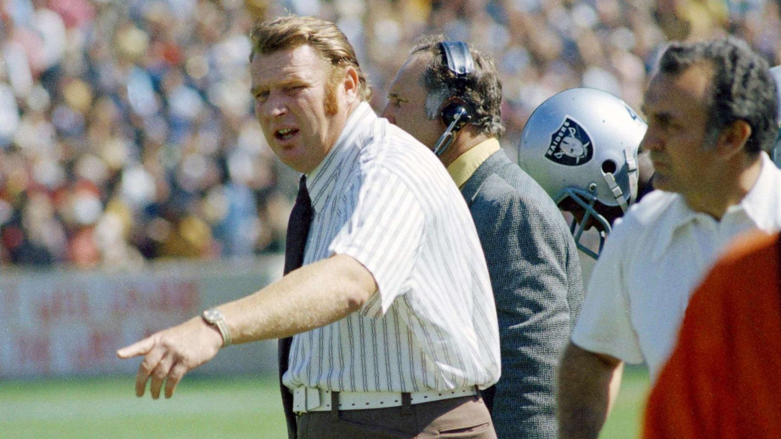 John Madden, former Hall of Fame NFL coach and broadcaster, dies at 85 -  ABC News
