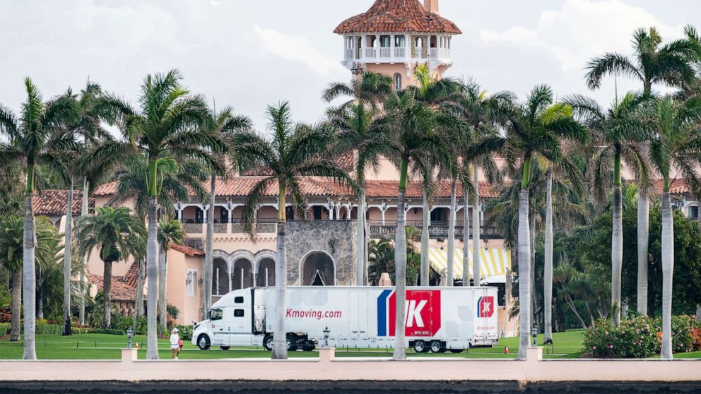FOTO: un camion în mișcare este parcat în afara Mar-a-Lago din Palm Beach, Florida, pe 18 ianuarie 2021.