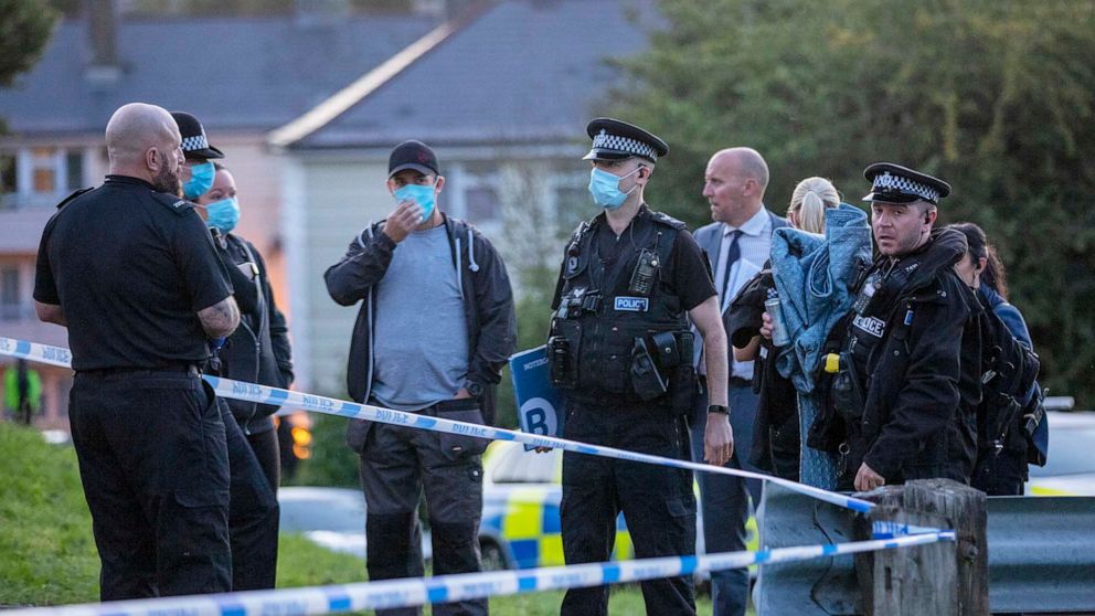 Niekoľko ľudí bolo zabitých pri streľbe v Británii;  Podľa úradov to nemá nič spoločné s terorizmom