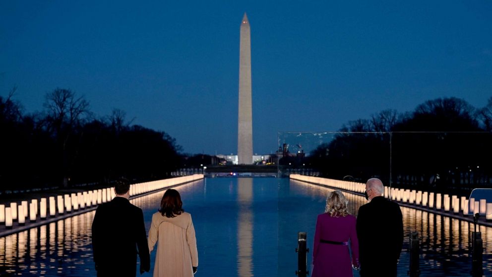 FOTO: Vicepreședintele ales Kamala Harris împreună cu soțul Douglas Emhoff și președintele ales Joe Biden cu soția Dr. Jill Biden privesc un Memorial Covid-19 este luminat la Memorialul Lincoln din Washington, 19 ianuarie 2021.