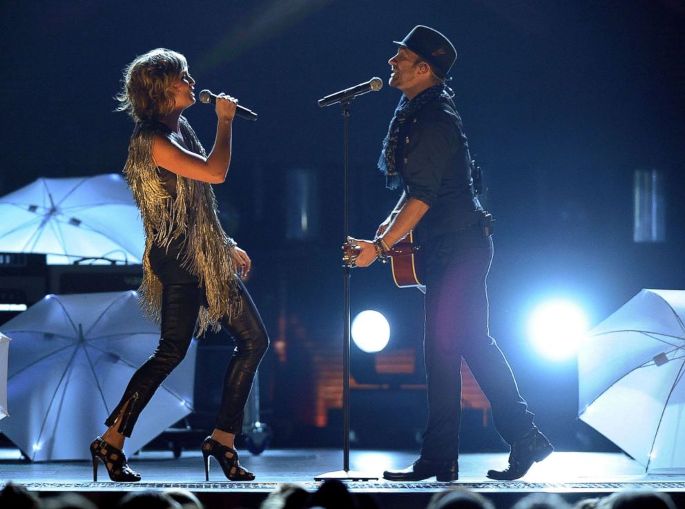 PHOTO: Jennifer Nettles and Kristian Bush of Sugarland perform during the 42nd annual CMA Awards, Nov. 12, 2008, in Nashville.