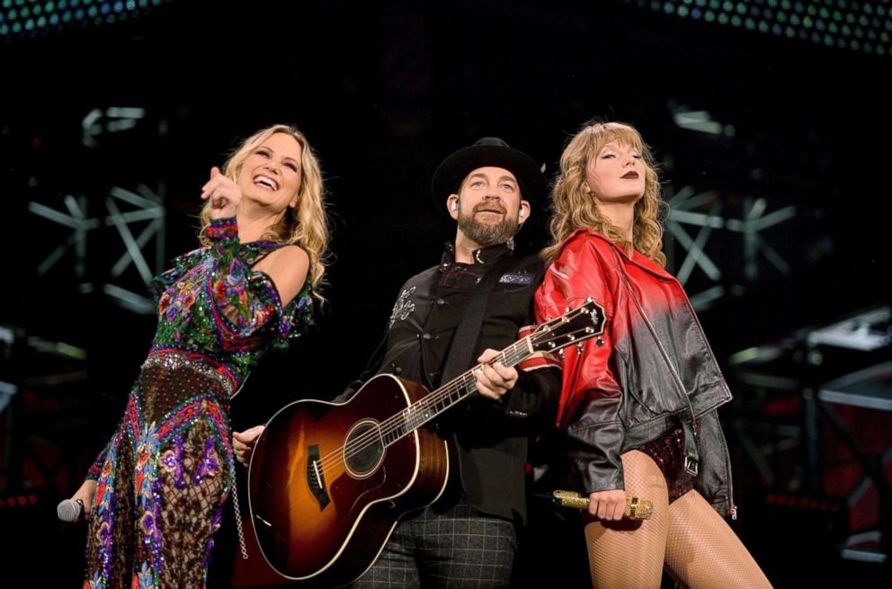 PHOTO: Jennifer Nettles and Kristian Bush of Sugarland perform onstage with Taylor Swift during the reputation Stadium Tour at AT&T stadium in Arlington, Texas, Oct. 6, 2018.