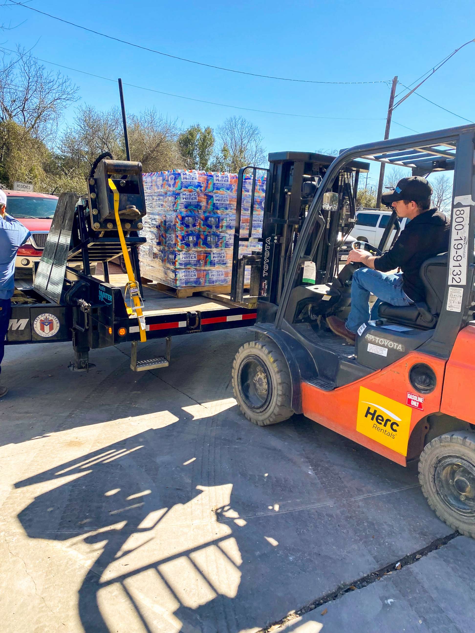 PHOTO: Workers deliver bottled water for distribution to residents after a boil alert was issued in Austin, Texas, Jan. 6, 2022.