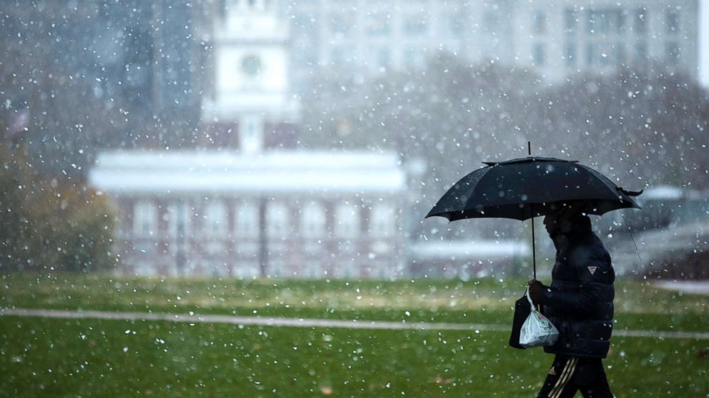 PHOTO: A person walks in view of Independence Hall as snow falls in Philadelphia, Nov. 15, 2018.