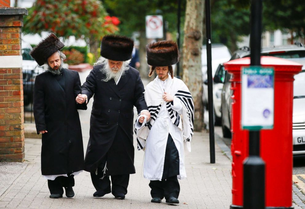 PHOTO: Jewish people walk around the Stamford Hill area during Yom Kippur in London, Sept. 19, 2018.