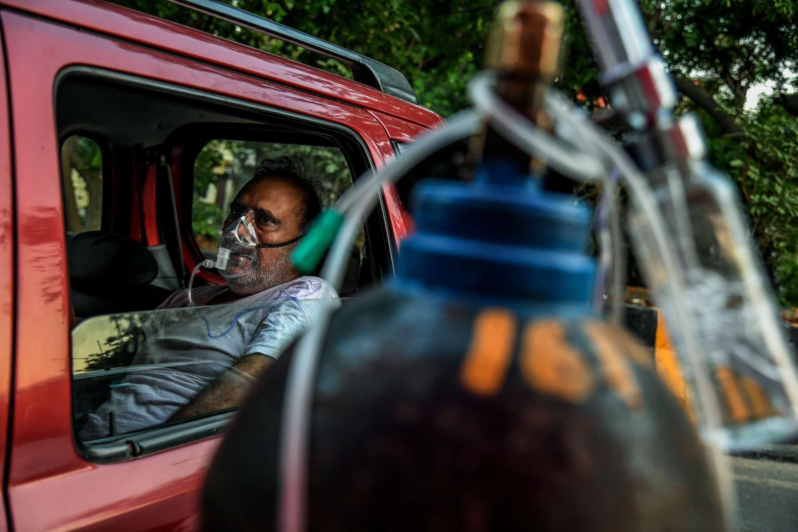 PHOTO: A man receives oxygen in a vehicle at a Sikh gurdwara (temple) in Delhi, April 25, 2021.
