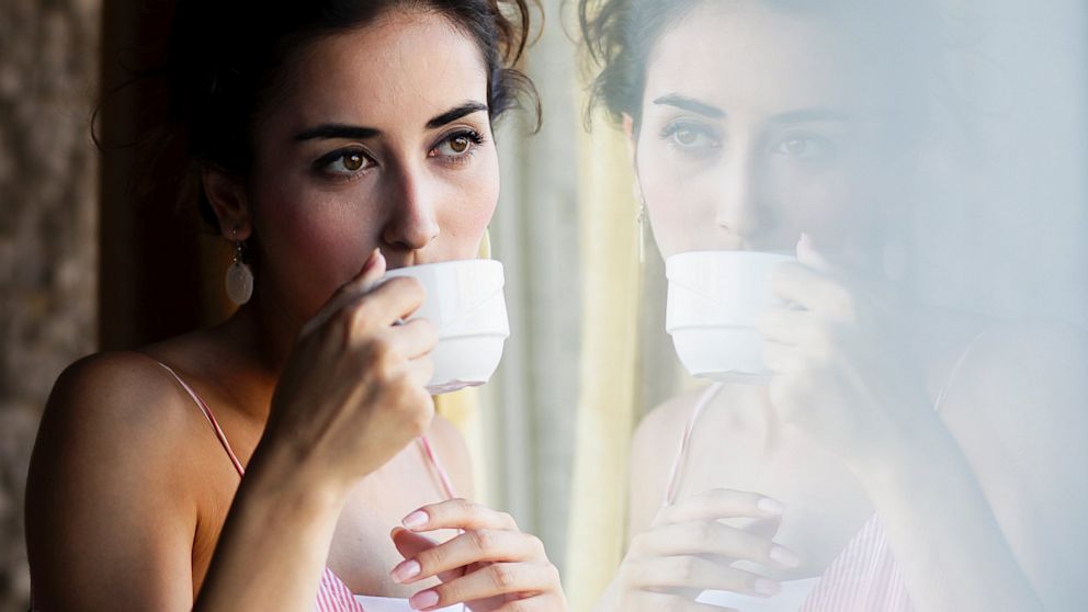 PHOTO: Woman drinking tea