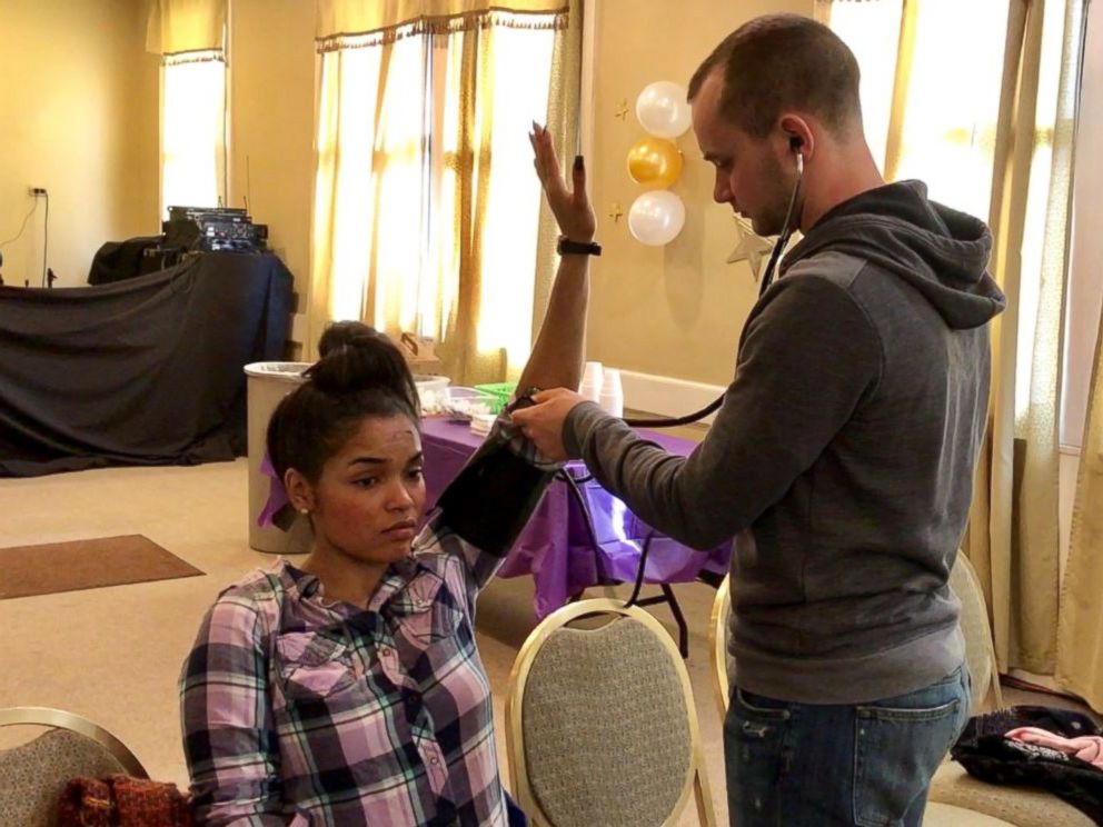 PHOTO: Chicago residents are learning how to treat traumatic injuries among rising rates of violence and shootings.