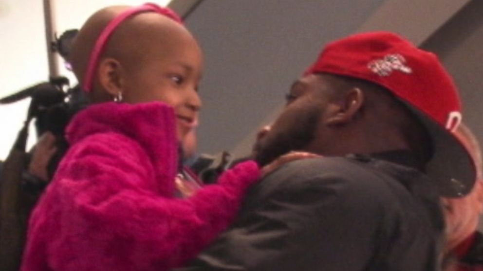 PHOTO: Leah Still, a 4-year-old battling cancer, flew last night from Philadelphia to Cincinnati to watch her dad play for the Bengals.
