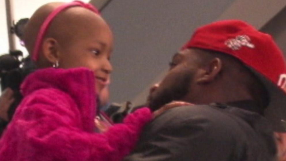 PHOTO: Leah Still, a 4-year-old battling cancer, flew last night from Philadelphia to Cincinnati to watch her dad play for the Bengals.
