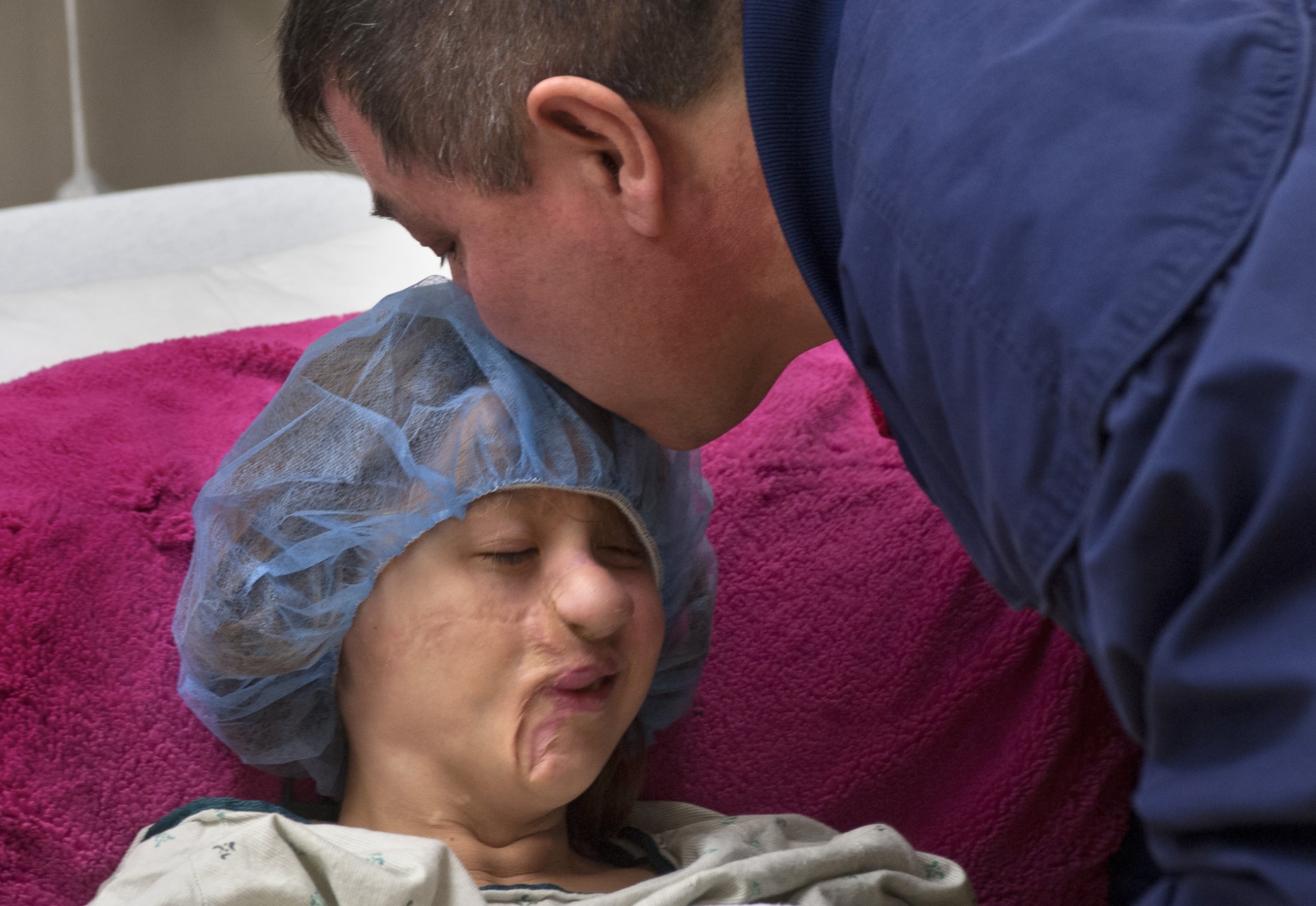 PHOTO: Charlotte Ponce gets a kiss from her dad, Tim Ponce, before surgery at Beaumont Children's Hospital in Royal Oak, Mich., April 15, 2014.