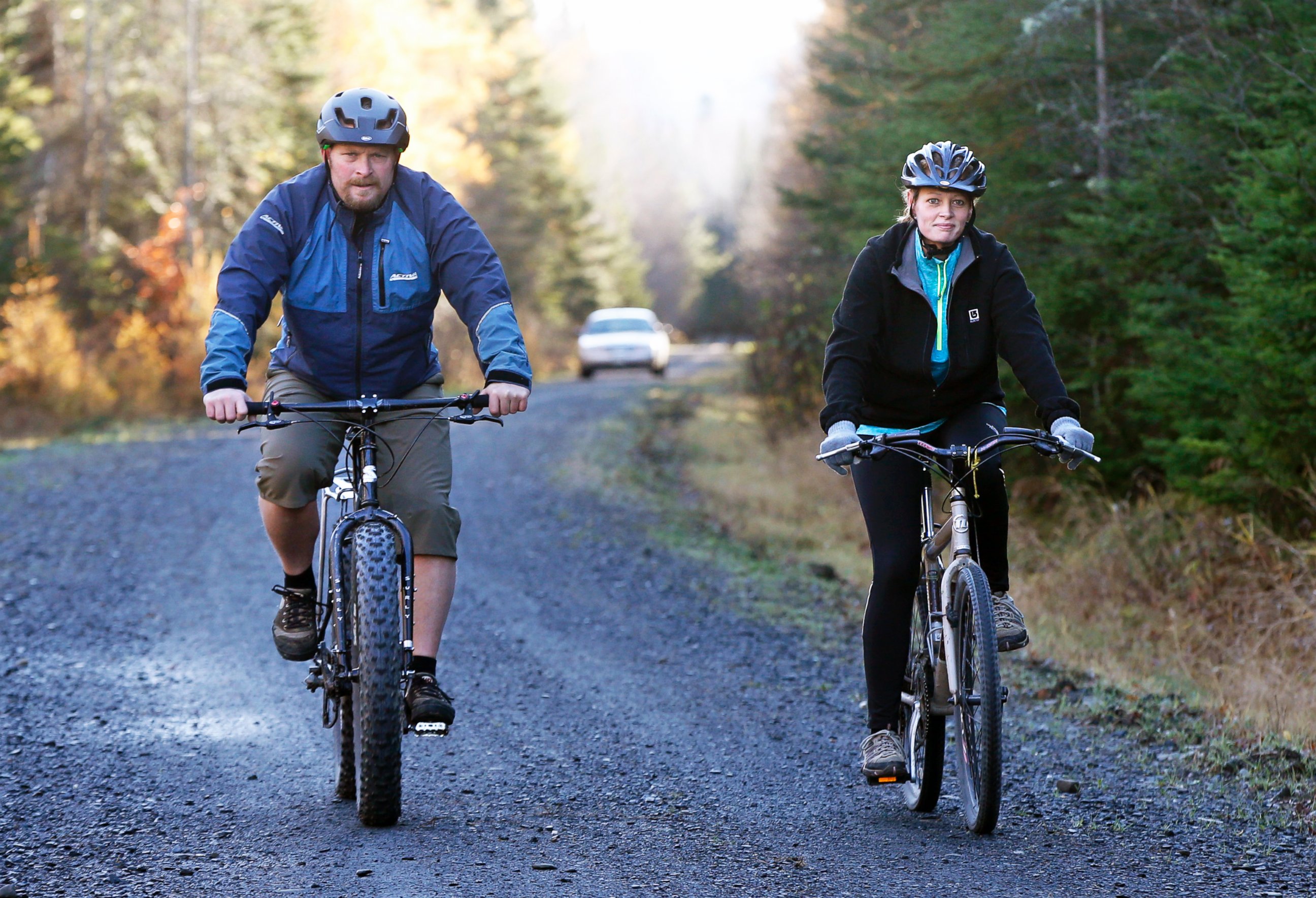 PHOTO: Nurse Kaci Hickox, right, and her boyfriend, Ted Wilbur are followed by a Maine State Trooper as they ride bikes on a trail near her home in Fort Kent, Maine, Oct. 30, 2014.  