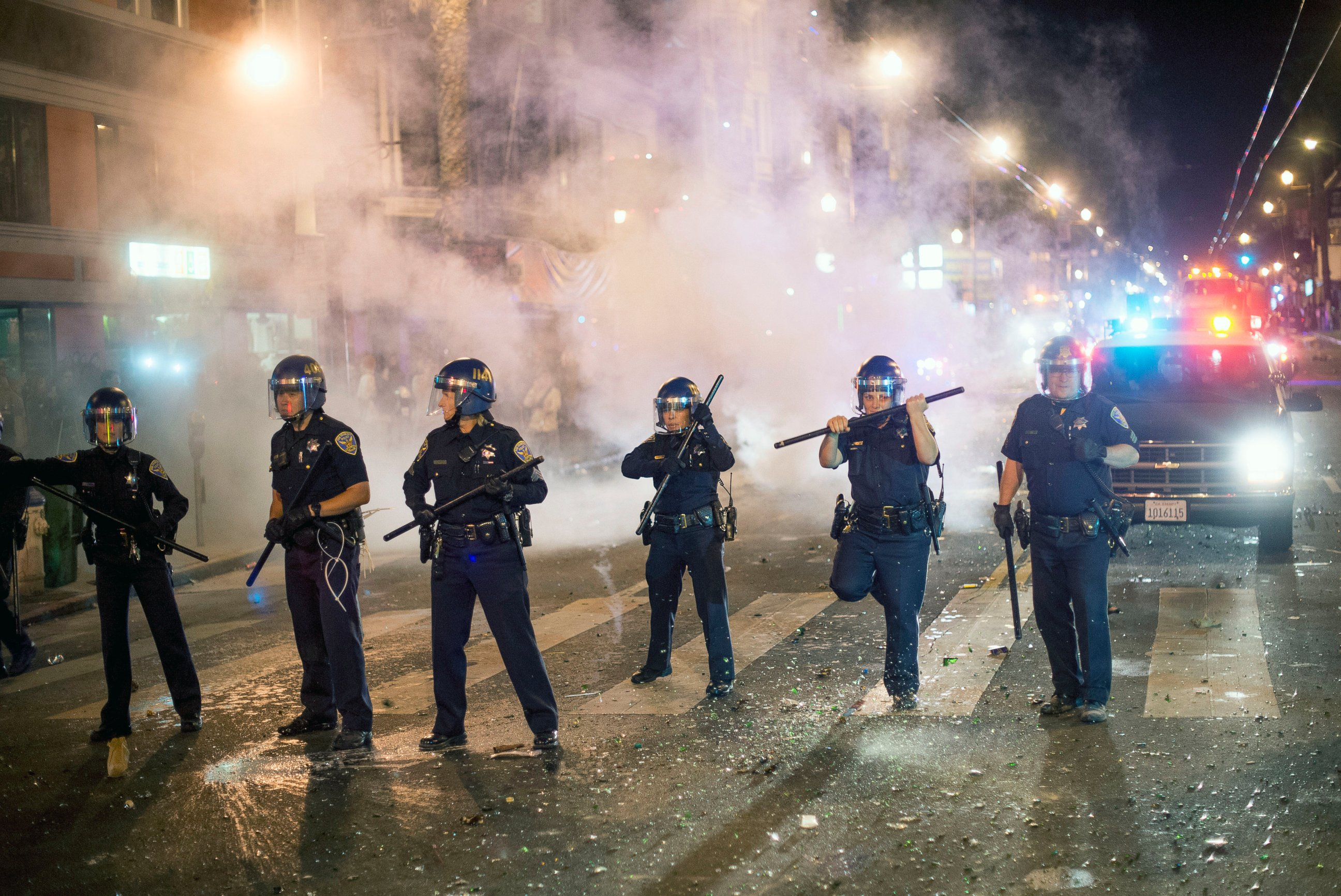 PHOTO: San Francisco police officers work to break up a large crowd who were celebrating after the San Francisco Giants won the World Series baseball game against the Kansas City Royals on Oct. 29, 2014, in San Francisco.  