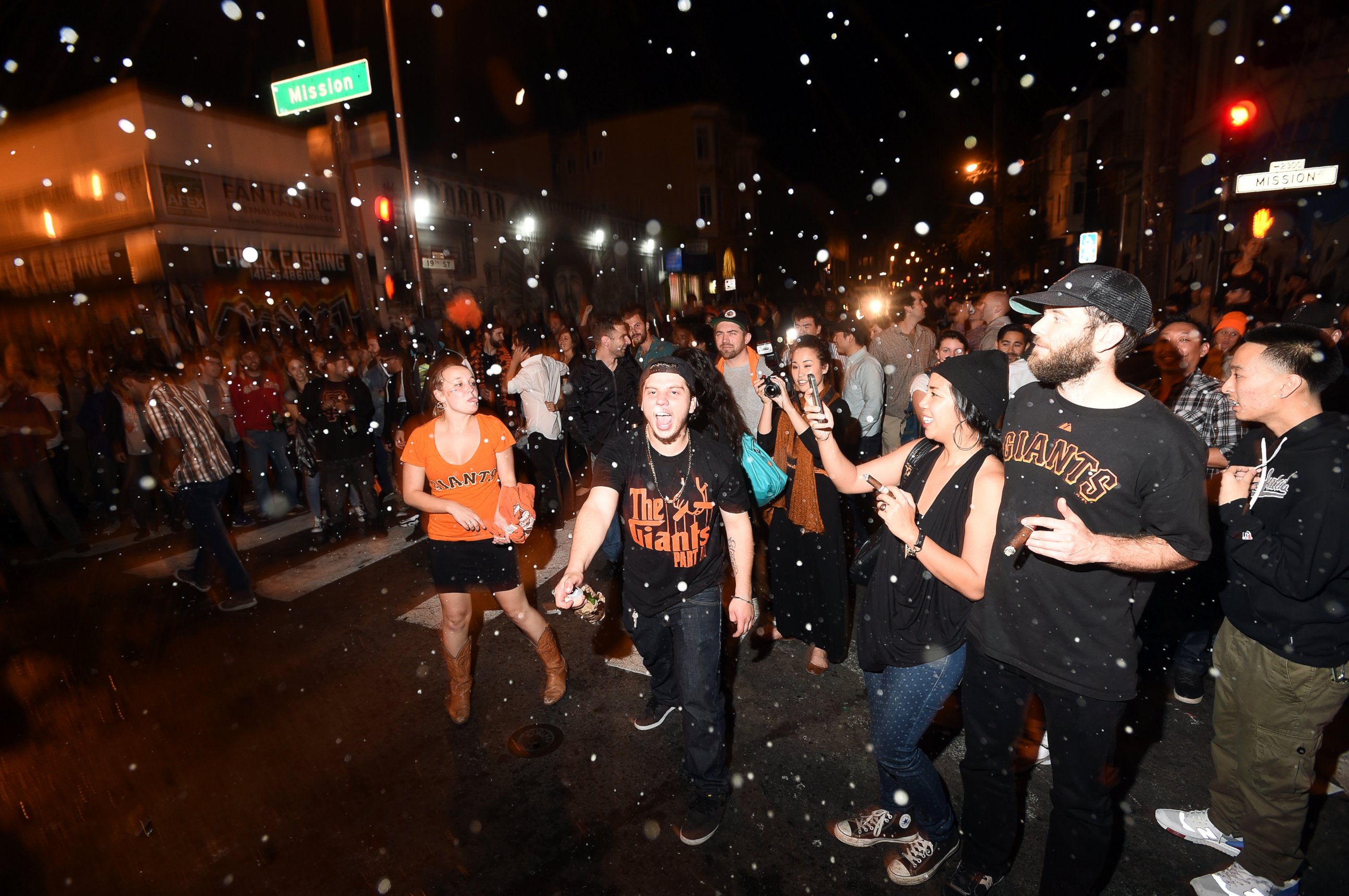 As Giants beat Royals for World Series title, crowds take to the