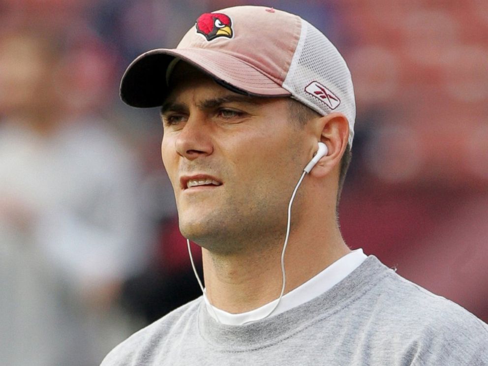 PHOTO: Arizona Cardinals special teams player Sean Morey listens to audio as he warms up before a game against the San Francisco 49ers at Candlestick Park on December 14, 2009 in San Francisco, California.