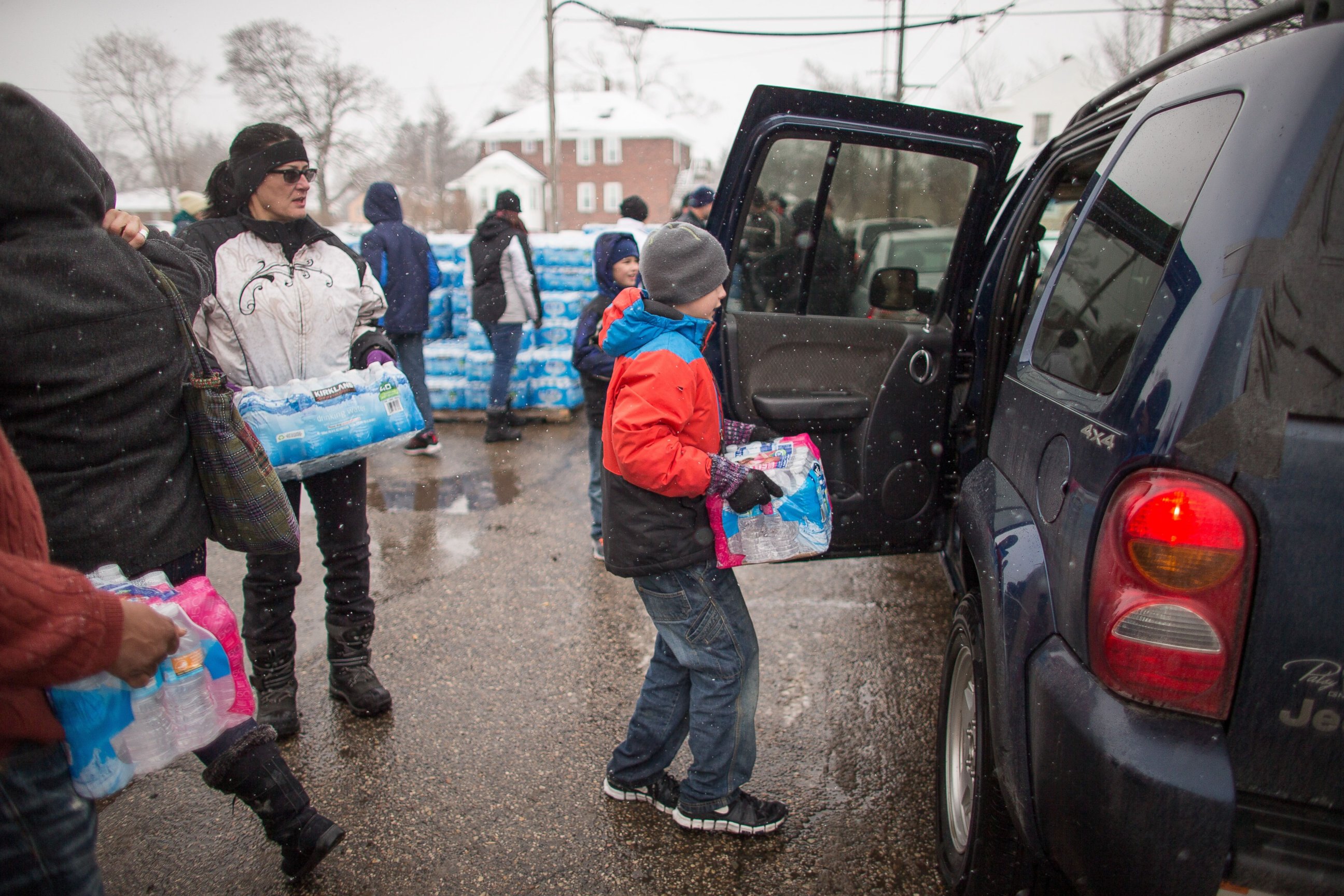 PHOTO: Volunteers load cases of free water into waiting vehicles at a water distribution centre at Salem Lutheran Church in Flint, Mich., on March 5, 2016.
