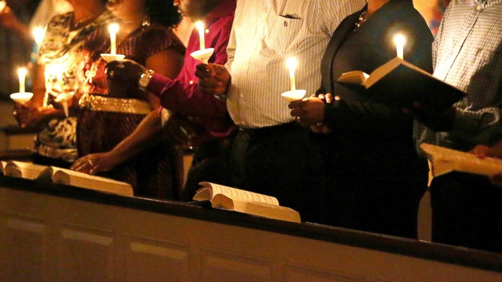 PHOTO: People hold candles during a prayer vigil and memorial at Wilshire Baptist Church for Thomas Eric Duncan on Oct. 8, 2014 in Dallas, Texas. 