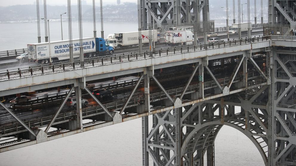 Traffic moves over the Hudson River and across the double-decked George Washington Bridge, Dec. 17, 2013 in Ft. Lee, N.J.