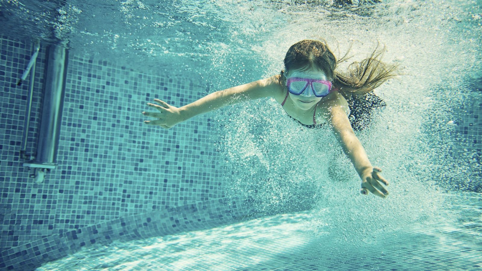 Girls Peeing Underwater