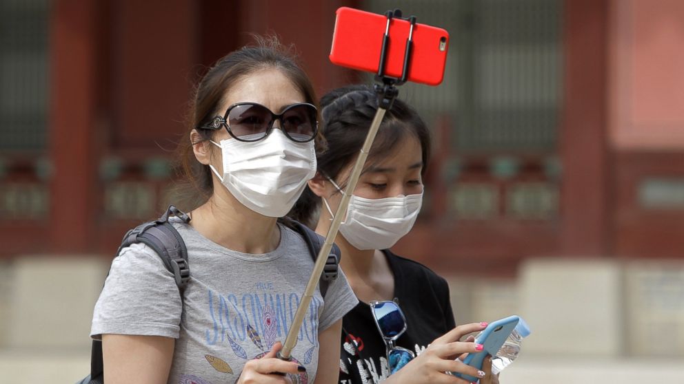 Tourists wear masks as a precaution against the MERS virus at the Gyeongbok Palace on June 4, 2015 in Seoul, South Korea. 