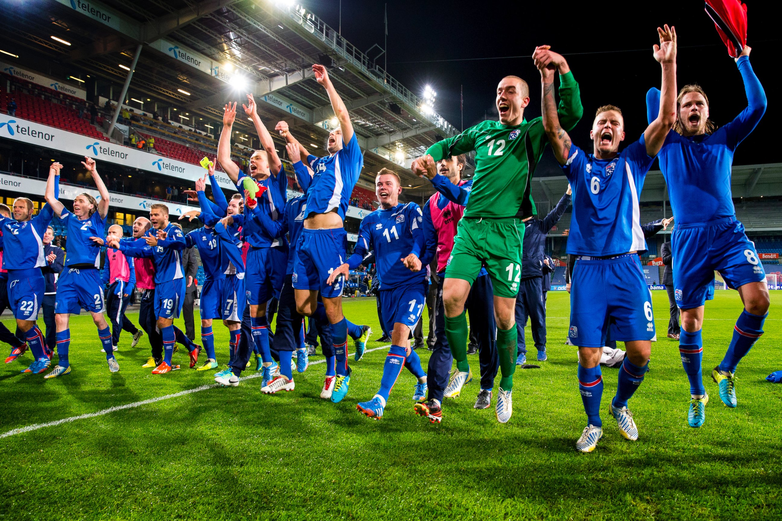 PHOTO: Icelands team celebrates after the FIFA World Cup 2014 group E qualifying football match between Norway and Iceland in Oslo, Norway, October 15, 2013.