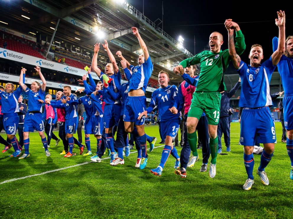 PHOTO: Icelands team celebrates after the FIFA World Cup 2014 group E qualifying football match between Norway and Iceland in Oslo, Norway, October 15, 2013.