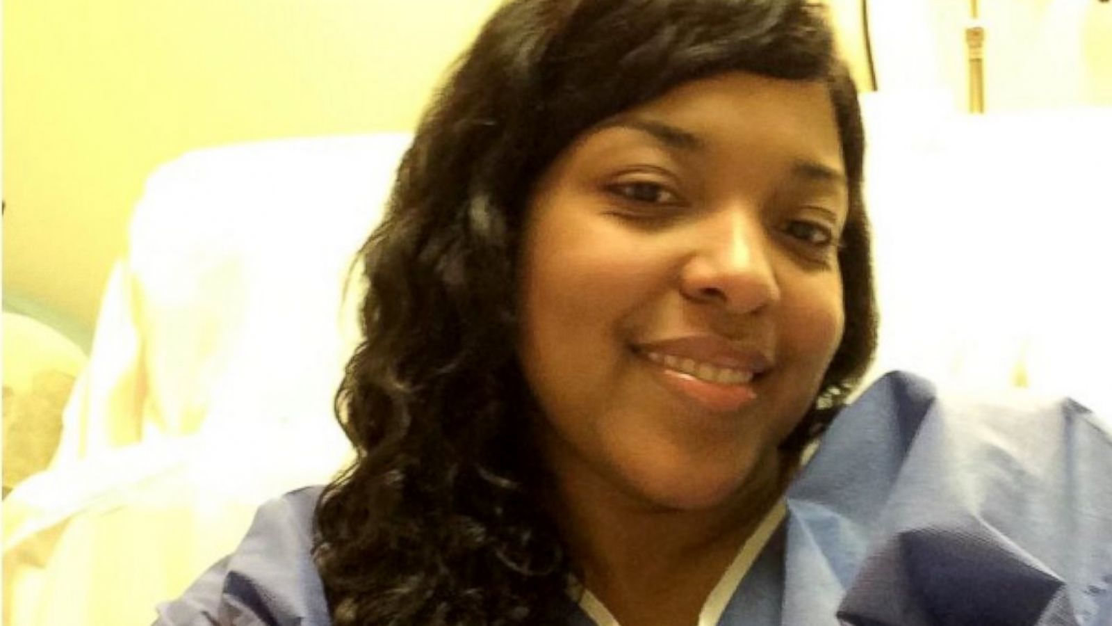 Nurse Who Contracted Ebola Virus-Free, Mom Says pic image