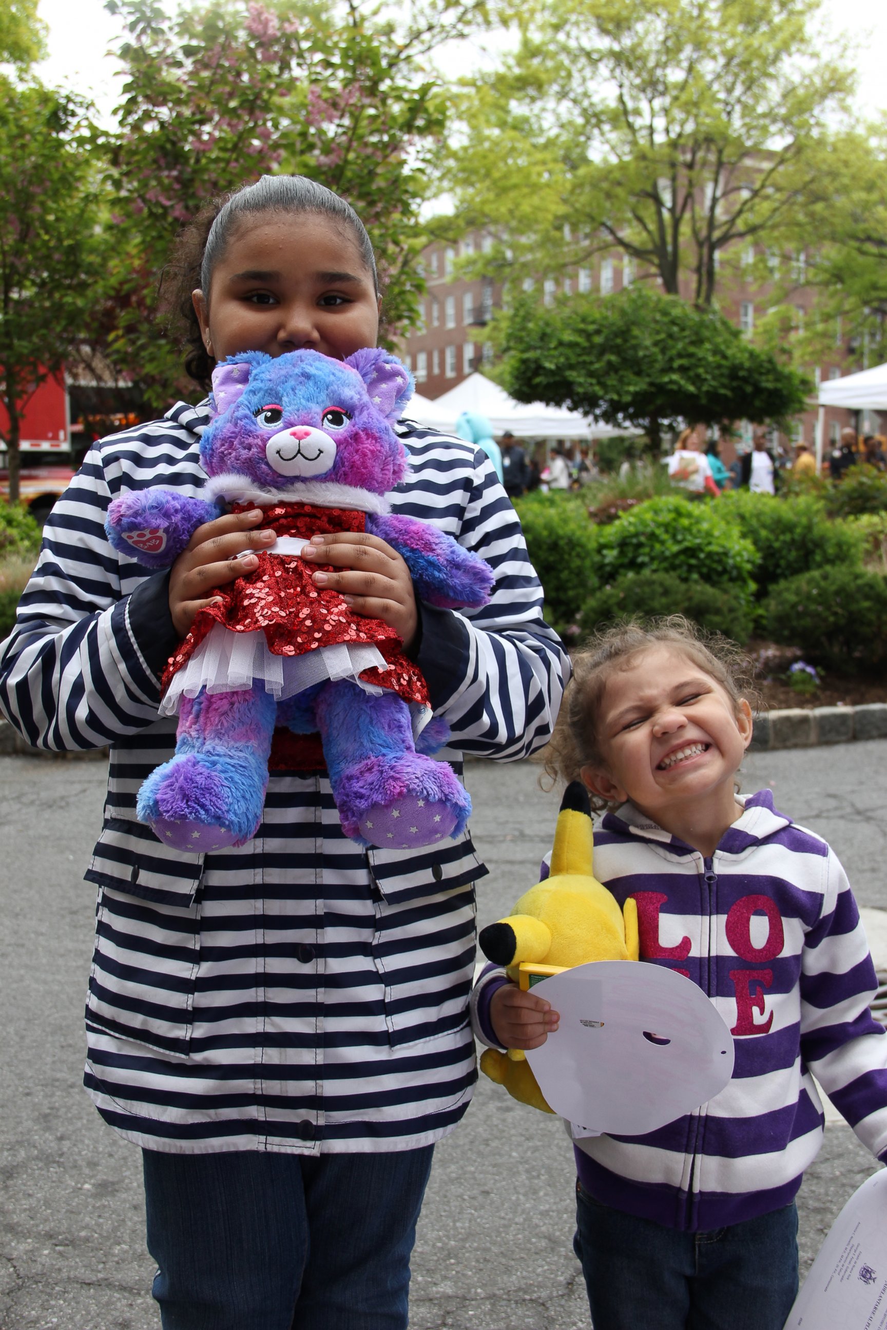 PHOTO: Jaelyn, 8, and Ariana, 3, with their recovered bears.