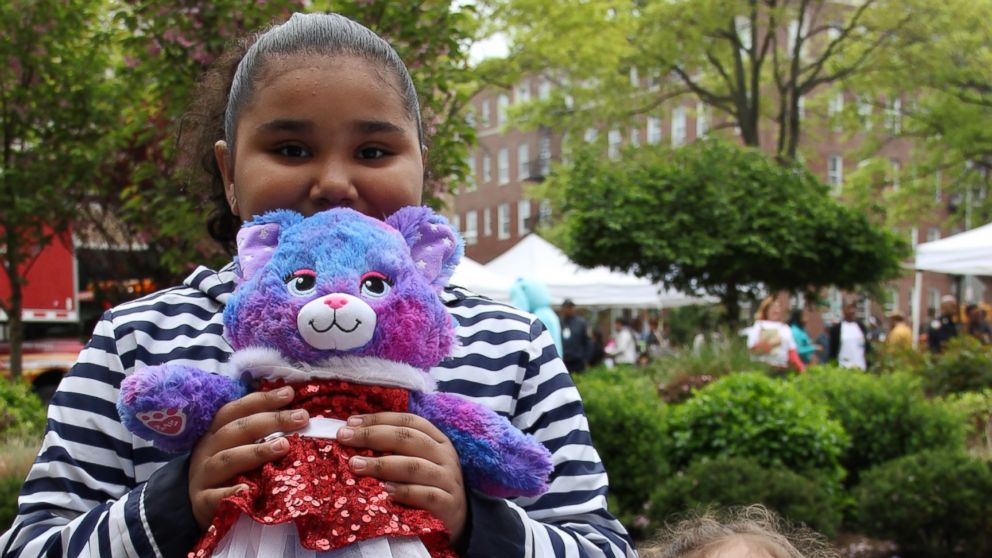 PHOTO: Jaelyn, 8, and Ariana, 3, with their recovered bears.