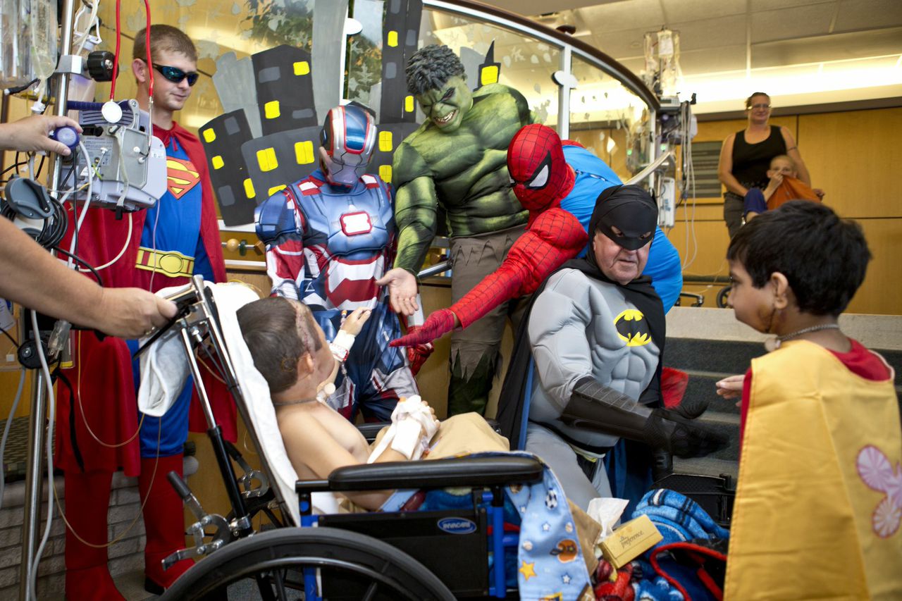 PHOTO: A hospital patient meets the window washers turned superheroes.