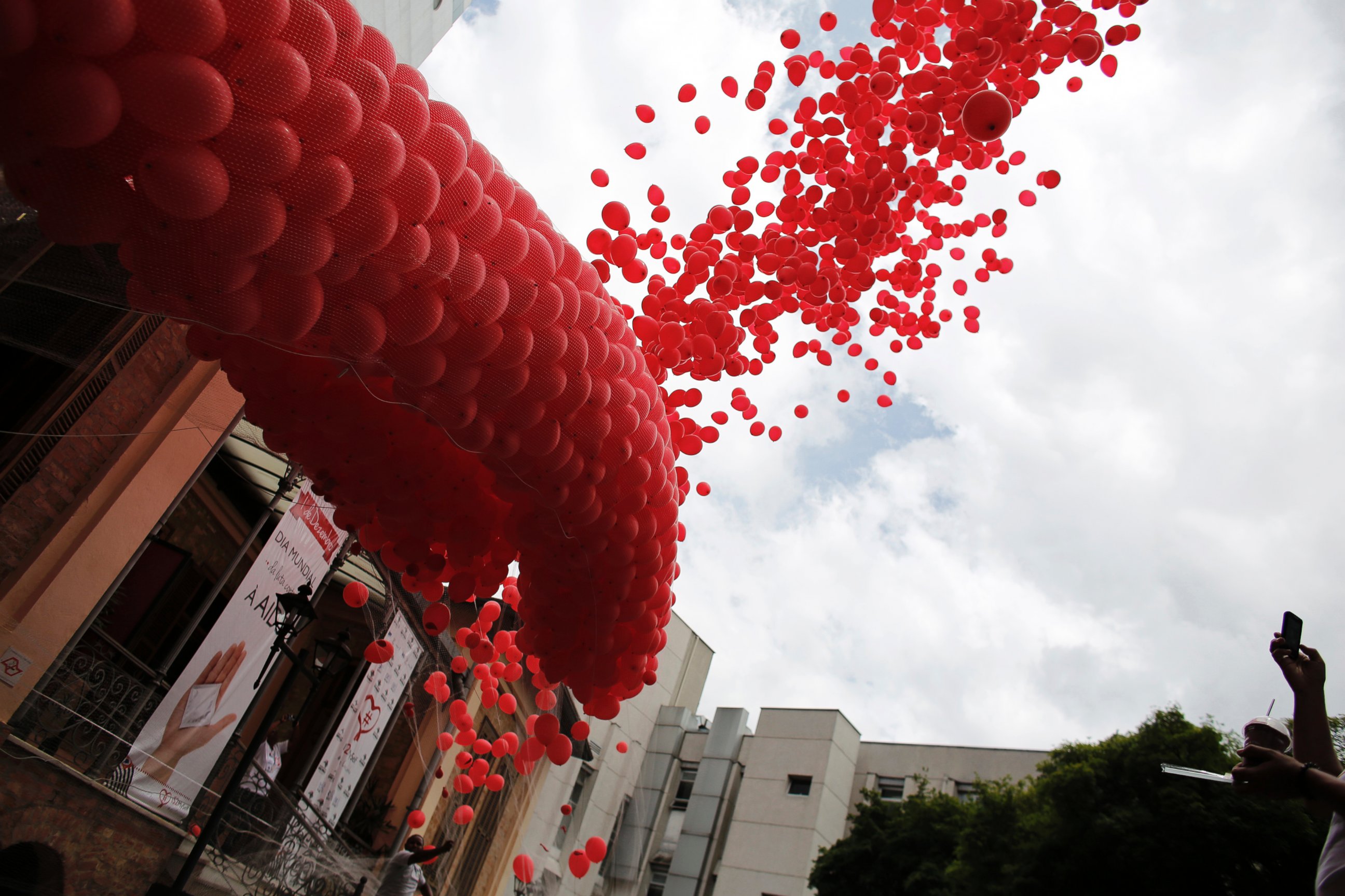 PHOTO: Red balloons are released to mark World Aids Day at the Emilio Ribas Hospital in Sao Paulo, Dec. 1, 2014.