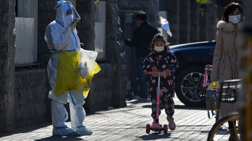 La Chine assouplit certains contrôles de virus et fouille les piétons