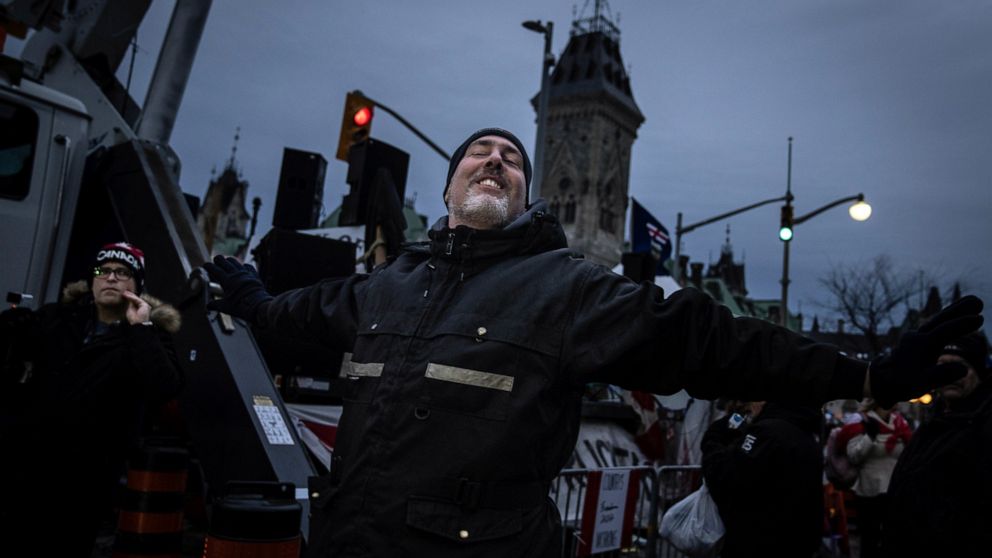 Des camionneurs se préparent à une répression policière à Ottawa assiégée