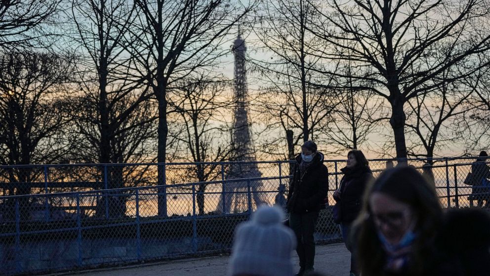 France : 400 enquêtes sur de faux permis sanitaires COVID-19