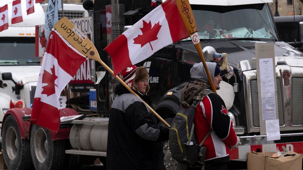 Police ticketing, warning truckers to leave Canada's capital