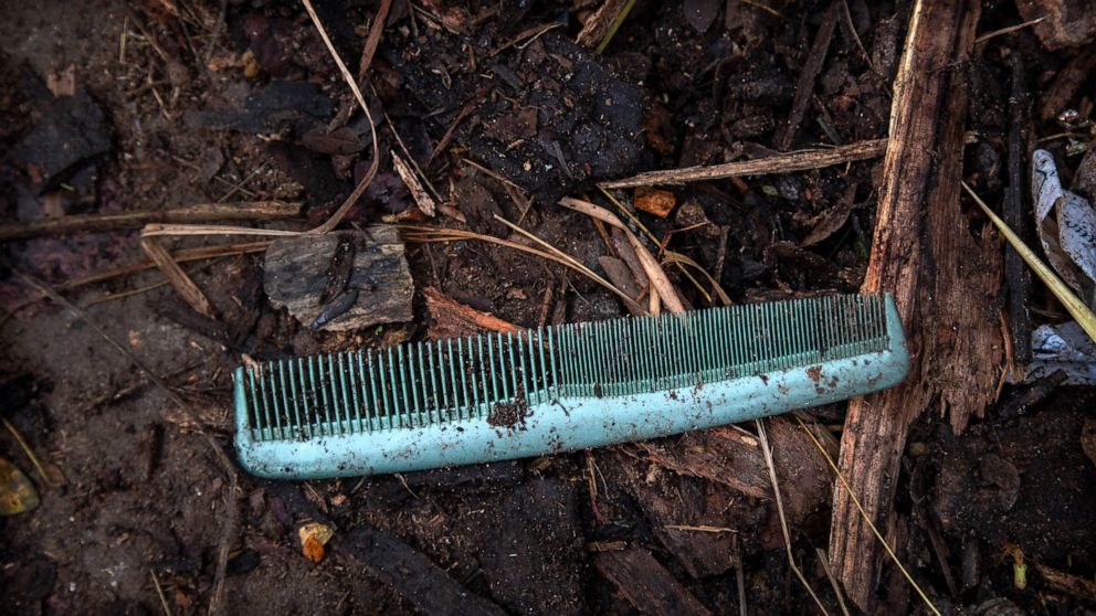 AP PHOTOS: Scarf, comb show changes to Hindu cremation rites