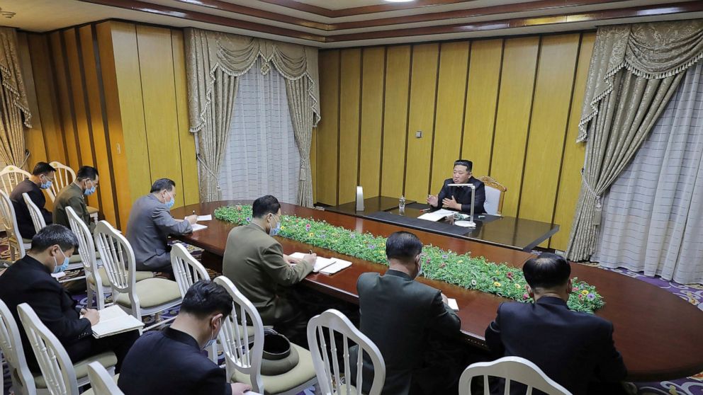 북한, 코로나19 발병 받아들여 6명 사망