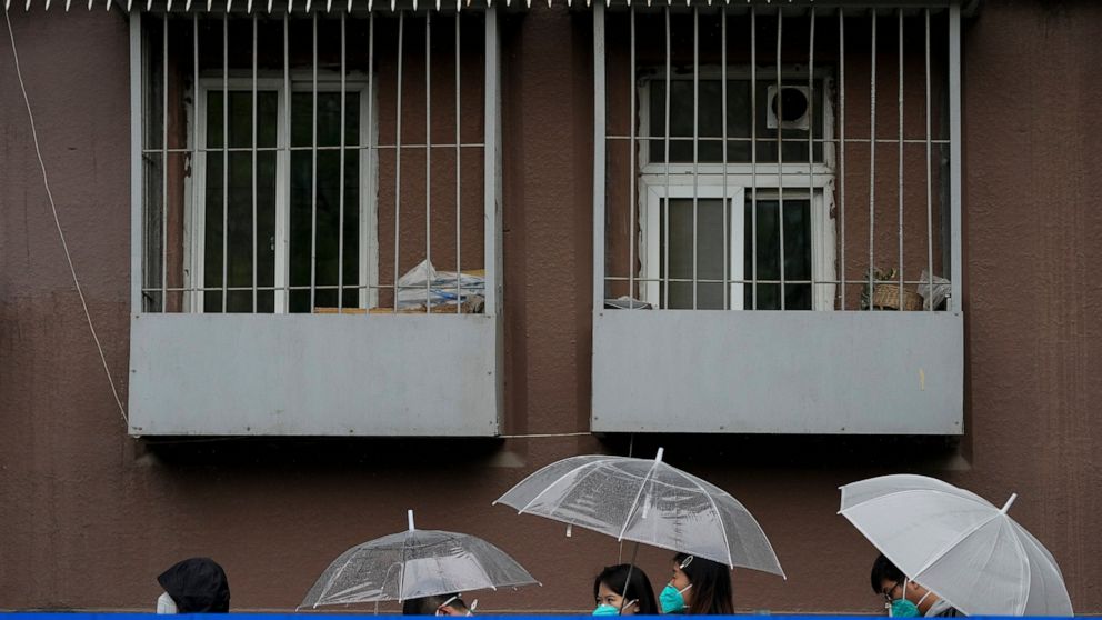 EXPLAINER : Comment la Chine utilise des barrières métalliques pour lutter contre le COVID