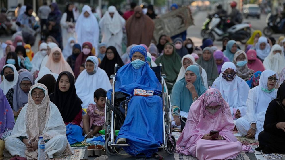 Indonesian Muslims celebrate Eid al-Adha amid FMD outbreak