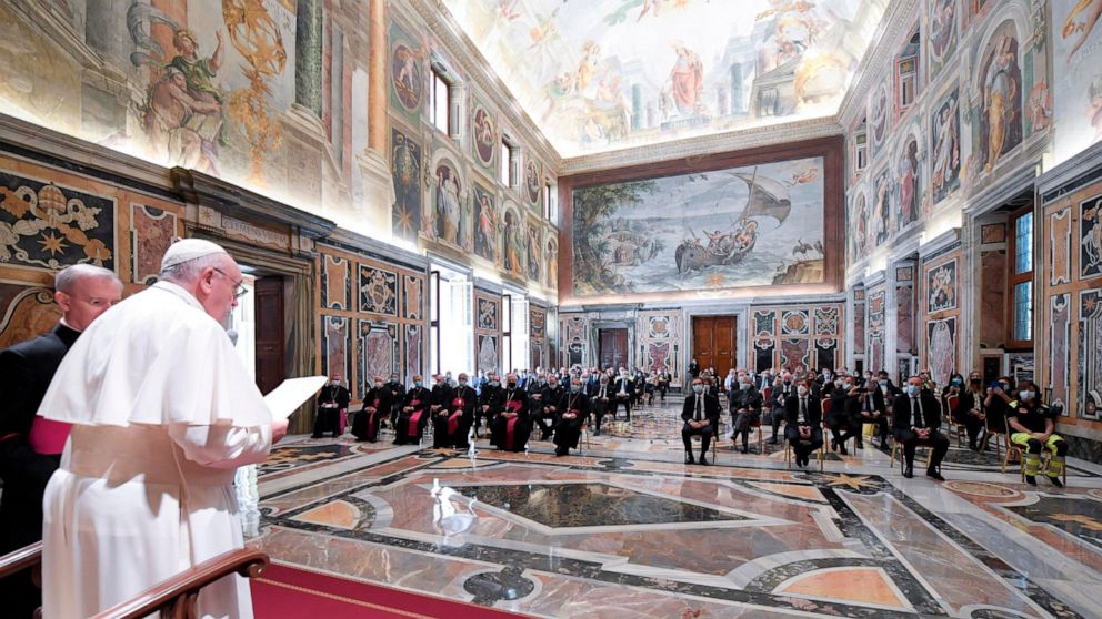 Pope hails Italy virus doctors, nurses as heroes at Vatican thumbnail